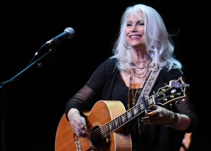 Emmylou Harris headshot