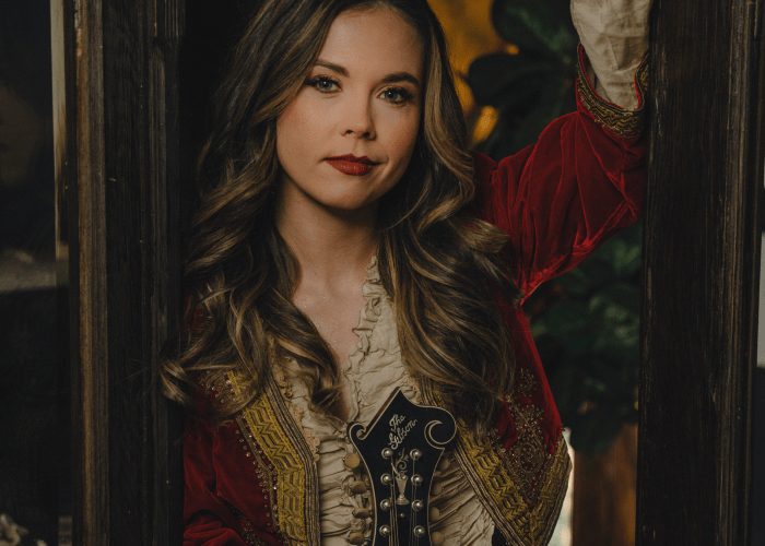 Sierra Hull headshot